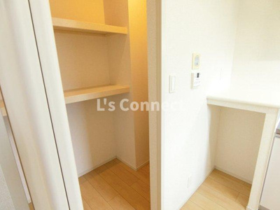 【その他】 | 六角Ｅａｓｔ | キッチンにも収納付き。