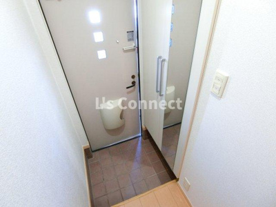 【玄関】 | ボ・ヌゥール二番館 | 背の高い下駄箱には鏡付きで身だしなみチェック。