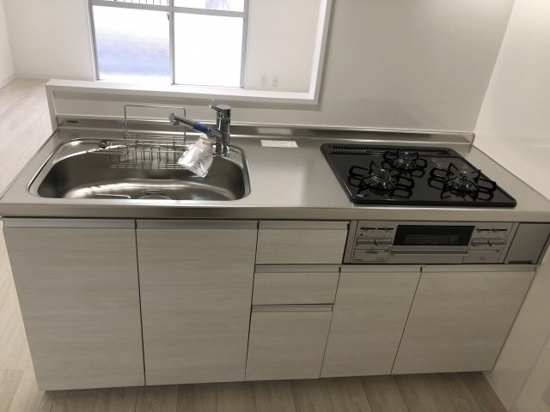 吉武ビルのキッチン|3口コンロ・グリル付のシステムキッチンです♪