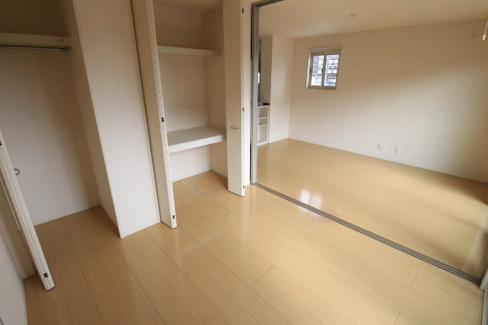 ヴィルヌーブ参番館の寝室|風通しも良い寝室です☆