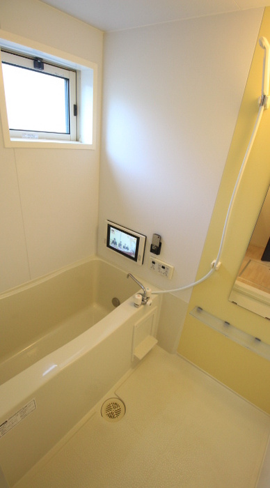 ヴィルヌーブ参番館の浴室|窓付きの広いお風呂⭐︎