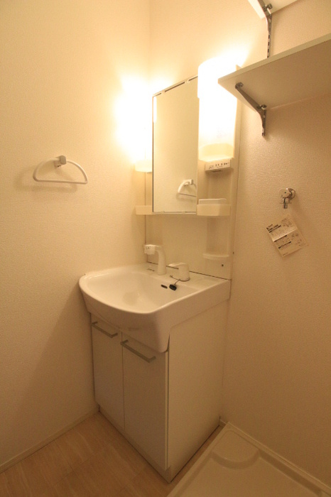 ヴィルヌーブ参番館の洗面所|明るい洗面所です★