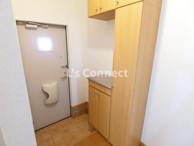 【玄関】 | インフォロ－ズＢ | 背の高い下駄箱で靴も収納できます。