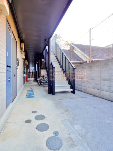 小平市学園西町１丁目のアパートのエントランス