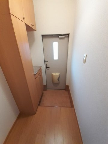 サンライズヴィラＡの玄関|シューズボックス付きの玄関です☆