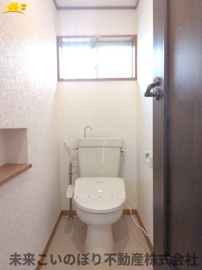 【トイレ】 | 久喜市栄1丁目中古戸建て | 白を基調とした清潔感のある空間です◎お好みのアレンジでオリジナルの空間に仕上げましょう♪