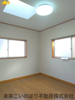 【子供部屋】 | 久喜市栄1丁目中古戸建て | 二面採光のお部屋で日当たり通風良好です！
収納も大きく過ごしやすいです。お子さんのお部屋にいかがでしょうか