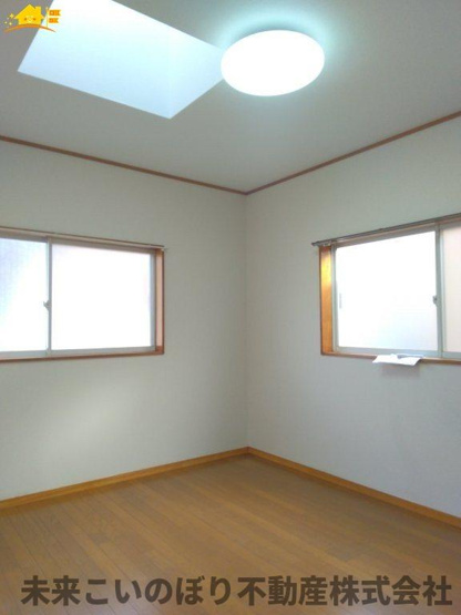 【子供部屋】 | 久喜市栄1丁目中古戸建て | 二面採光のお部屋で日当たり通風良好です！
収納も大きく過ごしやすいです。お子さんのお部屋にいかがでしょうか