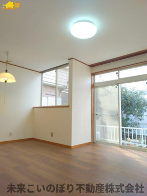 【居間・リビング】 | 久喜市栄1丁目中古戸建て | 一日の中で多くの時間を過すことになるリビングダイニングだからこそ、いつも穏やかな空間であることが必然。爽やかな通風と採光を存分に感じる事が出来る空間です。
