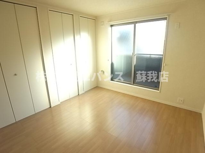 【寝室】 | ナリトモ蘇我A | 広くて明るい寝室