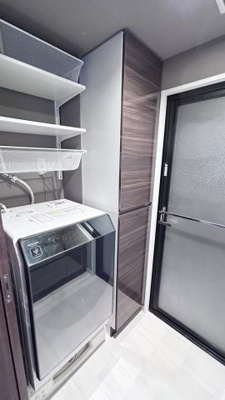 【ランドリースペース】 | ワコーレ住吉パークレジデンス | 収納スペースが多く、洗剤のストックやバスタオルの収納に便利