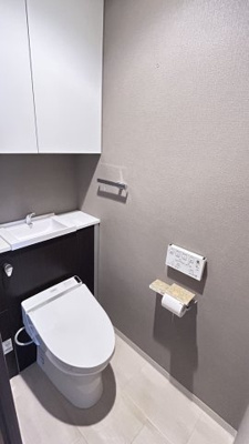 【トイレ】 | ワコーレ住吉パークレジデンス | トイレには快適な温水洗浄便座付き。タンクレスのため広々空間