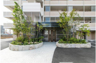 【エントランス】 | 共用部分は植栽も含めいつも清潔に保たれています
