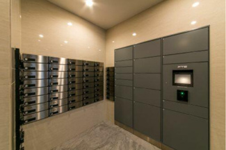 【その他共用部分】 | 宅配ボックスがあると不在時や手が離せない時でも荷物を受け取れるので助かりますね