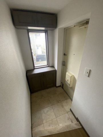 【玄関】 | ロワールマンションアクシス井尻 | 玄関にも窓があるので昼間は電気をつけなくても明るいです