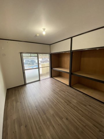 【洋室】 | ロワールマンションアクシス井尻 | 充実した収納が魅力です。押し入れはクローゼットへの変更もおすすめです