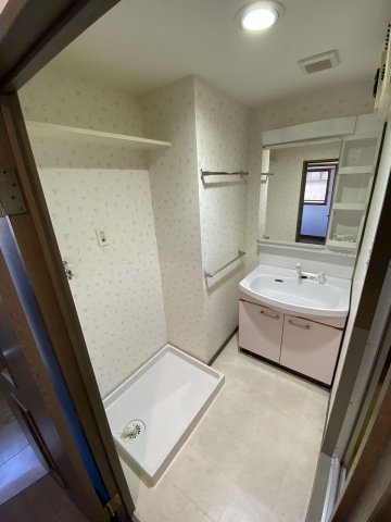 【独立洗面台】 | ロワールマンションアクシス井尻 | 洗面台は細々としたものが意外に多くなるので、鏡裏収納付きの洗面台に交換するとスッキリしますよ