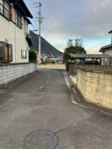 丸亀市飯山町川原　リフォーム戸建の前面道路含む現地写真