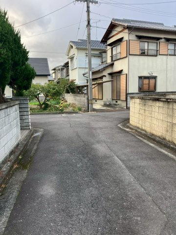 丸亀市飯山町川原　リフォーム戸建の前面道路含む現地写真