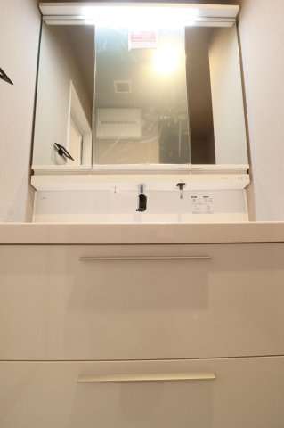 【独立洗面台】 | ヒューマインド美野島並木通り | 洗面台の鏡の裏は収納スペースになっていますので、すっきり清潔に保てます