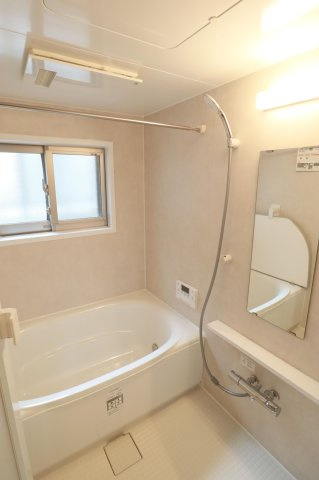 【浴室】 | ヒューマインド美野島並木通り | 浴室に窓がついてるので換気もらくらく。換気がラクにできるとカビ臭くない浴室が維持できますね