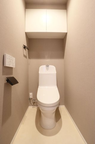 【トイレ】 | ヒューマインド美野島並木通り | 冬は便座も温水も温かく快適なシャワー付トイレ。上部には収納棚を設置◎