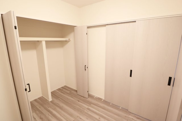 【洋室】 | ヒューマインド美野島並木通り | リビングダイニングとつながった洋室。様々な用途にお使いいただけます