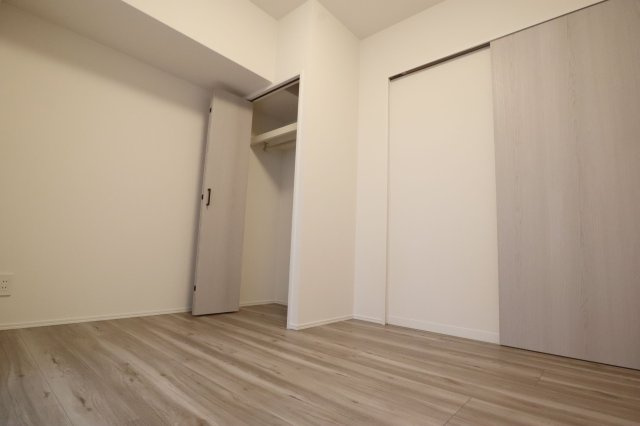 【洋室】 | ヒューマインド美野島並木通り | 玄関側の洋室。建具や床など落ち着いた色味を選んで大人っぽい内装に仕上がりました