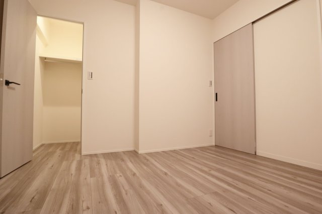 【洋室】 | ヒューマインド美野島並木通り | 5.9帖の洋室には大容量のウォークインクローゼットがあるので居住スペースは広く使えます