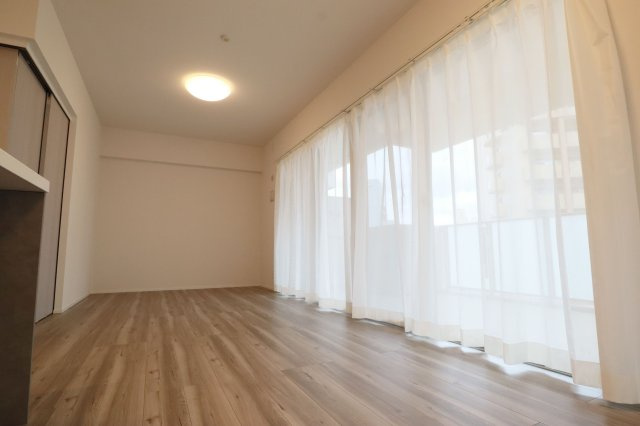 【居間・リビング】 | ヒューマインド美野島並木通り | 大きな窓のあるLDKは明るさたっぷり。食事のときも、くつろぎの時間も楽しい家族の時間をすごせそうです