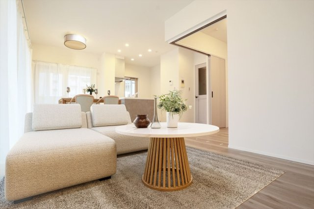 【居間・リビング】 | ヒューマインド美野島並木通り | リビングは広く落ち着く空間になっており、お好きなレイアウトを楽しめます