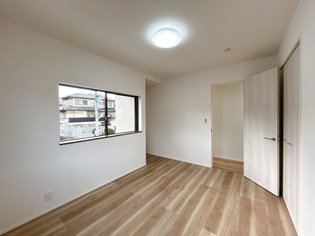 【洋室】 | 大野城市牛頸３丁目　戸建て | 7帖のお部屋は2箇所に収納があるため、居住スペースを広く使えます