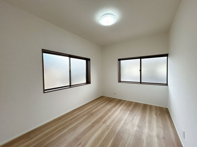 【洋室】 | 大野城市牛頸３丁目　戸建て | 2面窓から室内に多く光を取り入れております♪景色も広く見えるので開放感があります