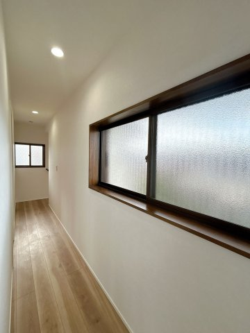 【内装】 | 大野城市牛頸３丁目　戸建て | 2階の廊下に幅広の窓があるので、外からの明かりをたっぷり取り込んでいます