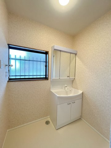 【独立洗面台】 | 大野城市牛頸３丁目　戸建て | 三面鏡裏収納付きの洗面台で、散らかりがちな洗面回りもすっきりと片付きます