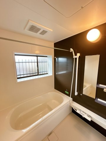 【浴室】 | 大野城市牛頸３丁目　戸建て | 浴室に窓がついてるので換気が楽にでき、カビ臭くない浴室が維持できます。1坪以上のゆったりスペースです