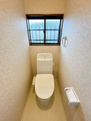 【トイレ】 | 大野城市牛頸３丁目　戸建て | いつも綺麗に清潔に！ウォッシュレット付きトイレです。窓も付いてるので空気の入れ替えも楽にできます