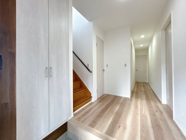 【玄関】 | 大野城市牛頸３丁目　戸建て | 明るく開放感のある玄関ホール。室内と統一感のある壁床で広がりが感じられます