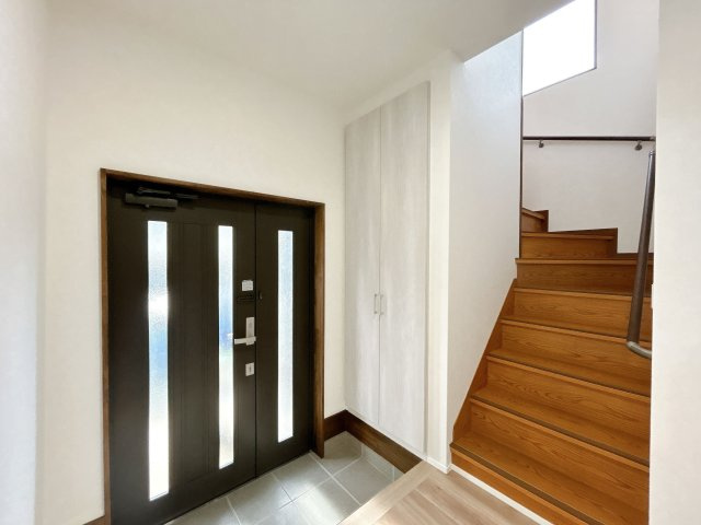 【玄関】 | 大野城市牛頸３丁目　戸建て | 収納力に優れた玄関でいつでも片付いた状態でお客様を迎えられます