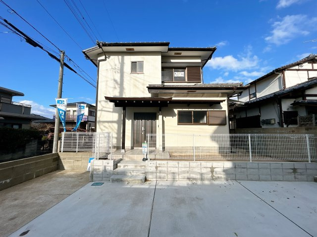 【外観】 | 大野城市牛頸３丁目　戸建て | 外壁塗装も完了して、明るい美邸に生まれ変わりました。車種によっては3台までの駐車も可能です