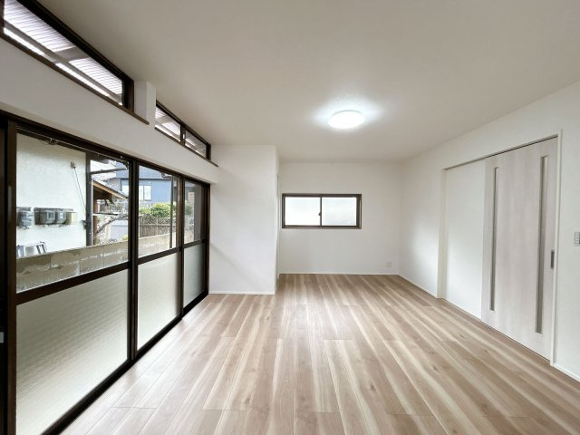 【居間・リビング】 | 大野城市牛頸３丁目　戸建て | 隣接していた部屋との壁を取り払って、広々とした18帖のLDKになりました