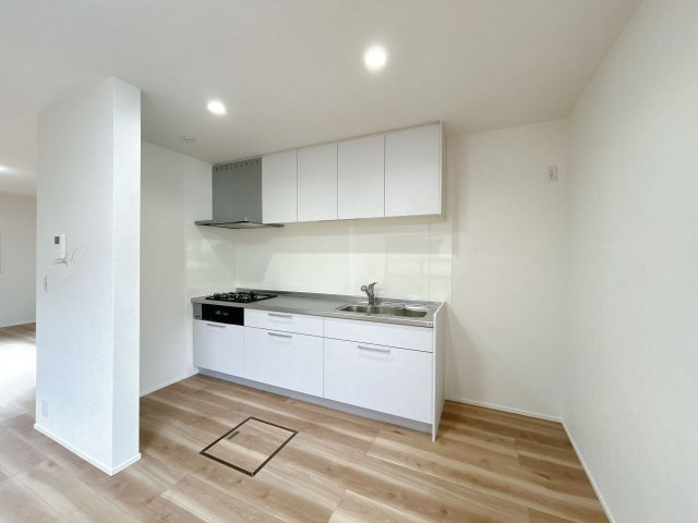 【キッチン】 | 大野城市牛頸３丁目　戸建て | シンプルで使い勝手の良いシステムキッチンです。引出や吊戸棚、床下など収納が充実しています