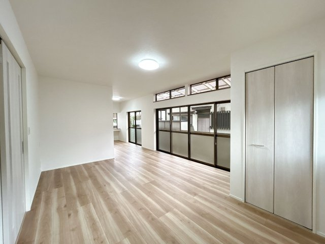 【居間・リビング】 | 大野城市牛頸３丁目　戸建て | リビング部分に収納もあり、多用途に使っていただけます