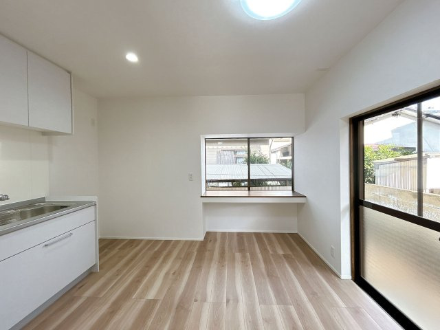 【ダイニング】 | 大野城市牛頸３丁目　戸建て | ダイニングキッチンに大きな窓があるので風通しがしやすく匂いがこもりません