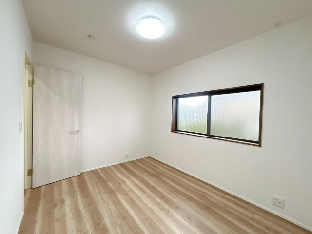 【洋室】 | 大野城市牛頸３丁目　戸建て | 1階の洋室。シンプルなお部屋なので使い勝手がよさそうです