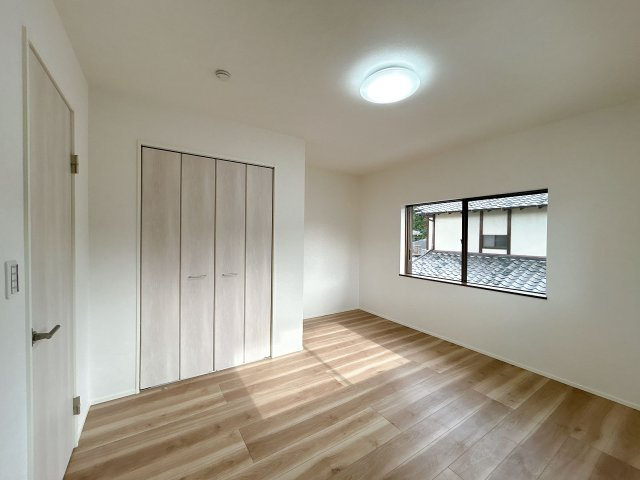 【洋室】 | 大野城市牛頸３丁目　戸建て | 2階7帖の広々とした洋室は収納スペースがたっぷり！どんなお洒落さんでも安心の大容量収納が自慢です