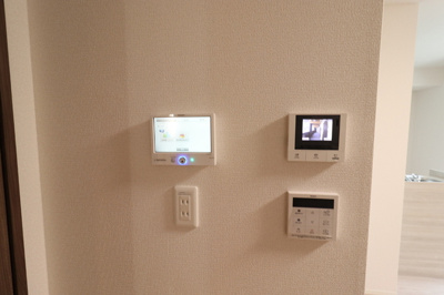 【その他】 | PREMILIFE寿町 | 206　モニター付きインターホン・パワーコンディショナーリモコン