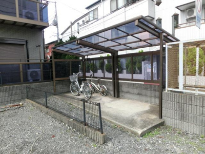 敷地内の屋根付き駐輪場