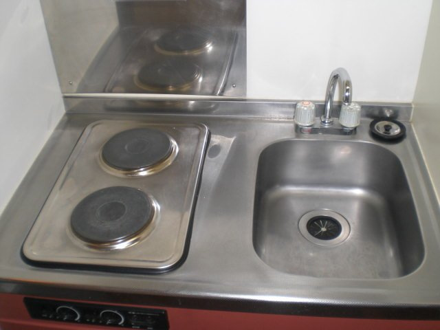 レオパレスプルミエールのキッチン|お掃除ラクラク♪２口ラジエントヒーター採用！