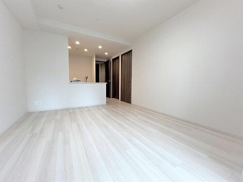 オープンレジデンシア栄サザンスクエアの居間・リビング|ＬＤＫ約12.8畳 内装後 前回募集時／2023年5月の写真